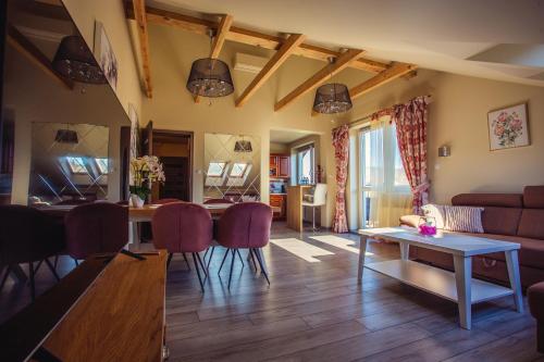 ein Wohnzimmer mit einem Sofa und einem Tisch in der Unterkunft Apartament SWEET Ustroń in Ustroń
