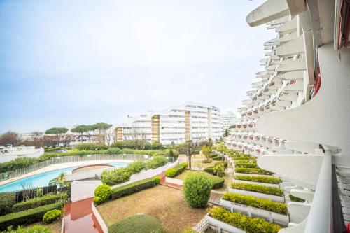 une vue depuis le balcon d'un immeuble dans l'établissement SUN7 STUDIO -FACE PLAGE- WIFI-PARKING -PISCINE - TOP PROS SERVICESConciergerieLaGrandeMotte, à La Grande Motte