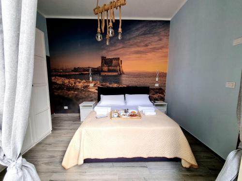Schlafzimmer mit einem Bett mit Wandgemälde in der Unterkunft DUOMO 152 NAPOLI in Neapel