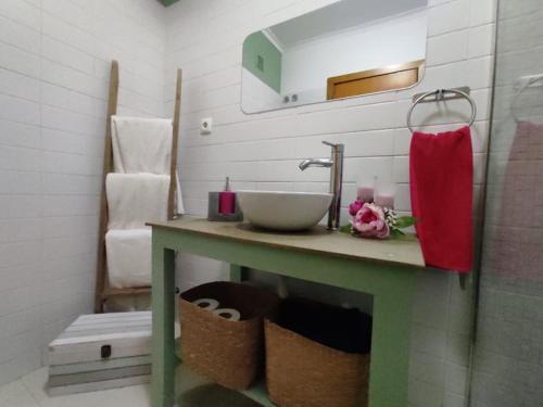 y baño con lavabo y espejo. en City Apartament en Ponta Delgada