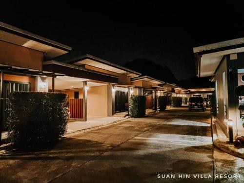 a row of houses at night with lights at สวนหินวิลล่า รีสอร์ท in Ban Chot
