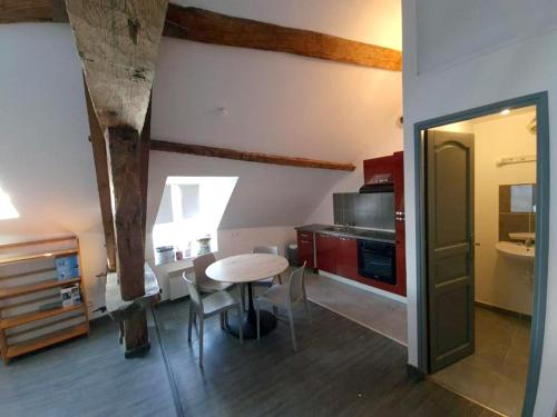 A television and/or entertainment centre at Appartement d'une chambre avec wifi a Beaugency