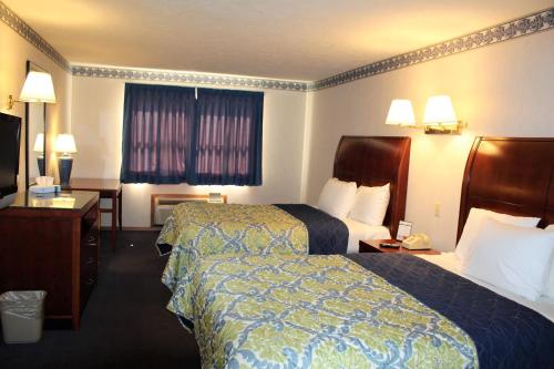 Кровать или кровати в номере Americas Best Value Inn of Decatur