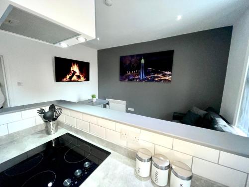 een keuken met een fornuis en een open haard. bij Reads Luxury Jacuzzi Apartments in Blackpool