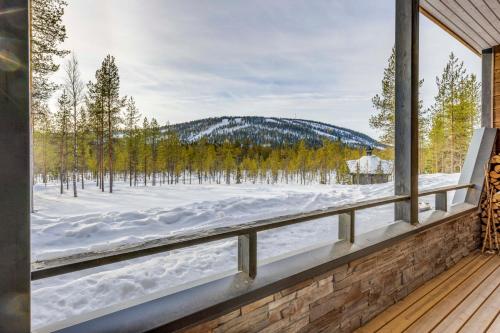 SuomutunturiにあるHoliday Apartments Suomu Chalet 14 A & Bの雪原の窓からの眺め