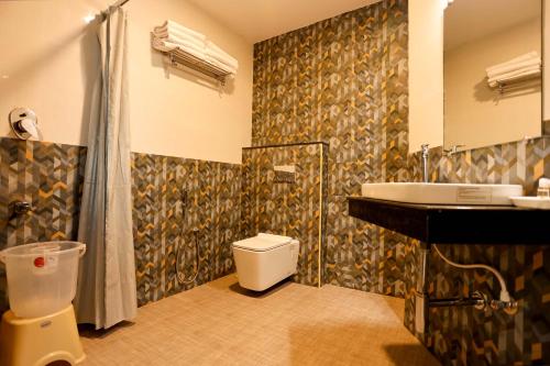 uma casa de banho com um WC e um lavatório em HOTEL TAIKA em Rameswaram