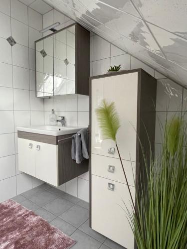 Ένα μπάνιο στο Tolle Ferienwohnung mit Loggia in Schauenstein 100qm bei Hof an der Saale Frankenwald