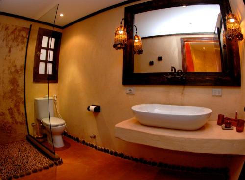 uma casa de banho com um lavatório, um WC e um espelho. em Sinai Old Spices B&B em Sharm el Sheikh