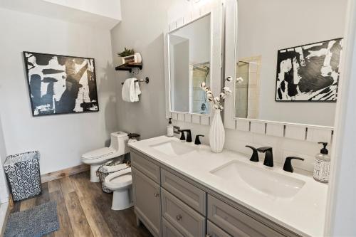ห้องน้ำของ MARINERS PERFECT FOR TWO FAMILIES, IN-LAWs QUARTERS