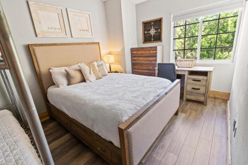 Säng eller sängar i ett rum på MARINERS PERFECT FOR TWO FAMILIES, IN-LAWs QUARTERS