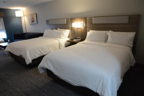 2 camas en una habitación de hotel con sábanas blancas en Holiday Inn Express Athens, an IHG Hotel, en Athens
