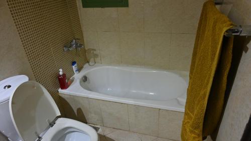 Um banheiro em Entire Studio Flat in Sharjah.