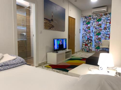 Una televisión o centro de entretenimiento en Hostel Split