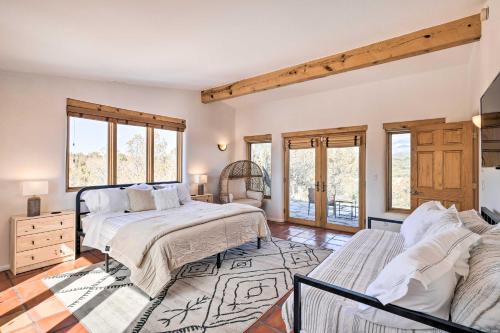 En eller flere senger på et rom på Casa al Reves Pueblo-Style House with Views!