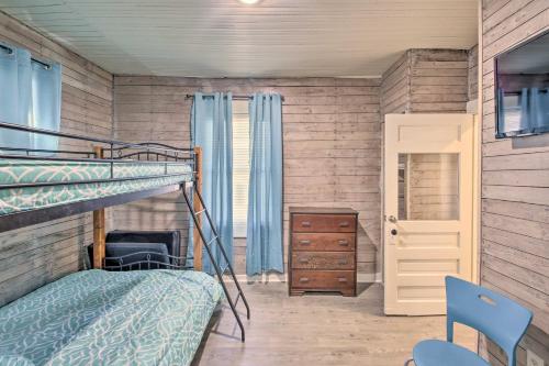Katil dua tingkat atau katil-katil dua tingkat dalam bilik di Pet-Friendly Hot Springs Home with Large Yard!