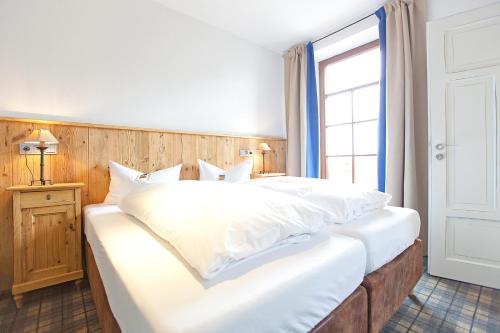 Cama o camas de una habitación en DIE POST Landgasthof Aufkirchen