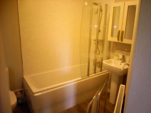 Ένα μπάνιο στο Meadow view country lodge great views on lovely small select park