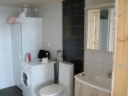 Un baño con un inodoro blanco y un lavabo. en Villa by the Lake, en Joutseno