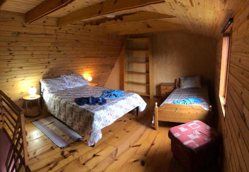 een slaapkamer met 2 bedden in een blokhut bij Chalé Koch in Visconde De Maua