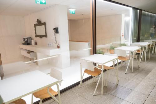 eine Gruppe von Tischen und Stühlen in einem Raum in der Unterkunft Casa das Ameias in Vouzela