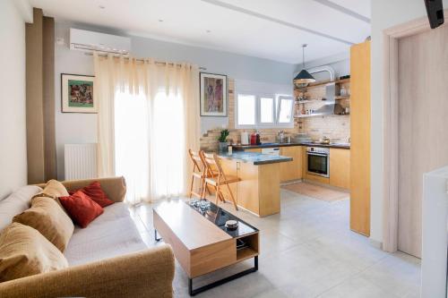 ein Wohnzimmer mit einem Sofa und einem Tisch in der Unterkunft The "Maze" by CK&G in Athen