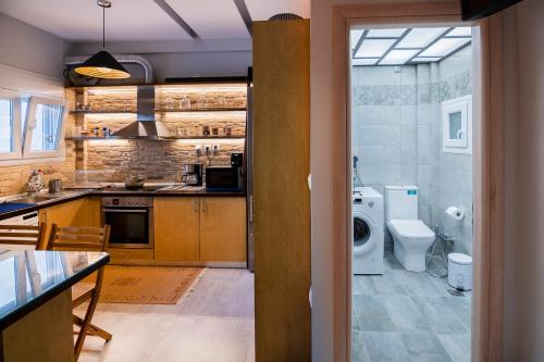 eine Küche mit einem Waschbecken und einem WC in einem Zimmer in der Unterkunft The "Maze" by CK&G in Athen