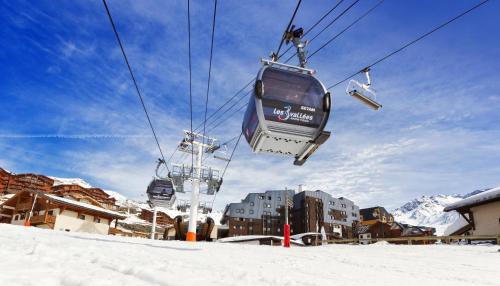 a ski lift in the air in the snow at Hôtel Club mmv Les Arolles **** in Val Thorens