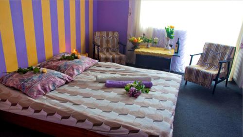 a bedroom with a large bed with flowers on it at Hotel Restauracja U Guta in Klikuszowa