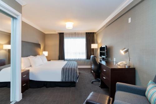 En eller flere senger på et rom på Sandman Hotel Vancouver Airport