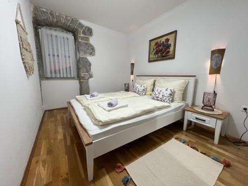 Schlafzimmer mit einem Bett und einem Fenster in der Unterkunft Apartment Marina Kornić in Kornić