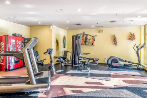 una sala de fitness con cintas de correr y máquinas en Cascade Lodge, en Whistler