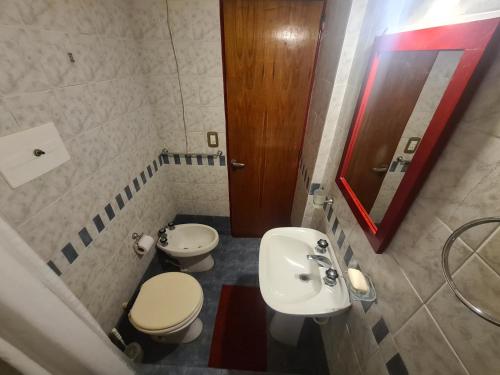 a bathroom with a sink and a toilet and a mirror at Hermoso Monoambiente en Nva Cordoba in Córdoba