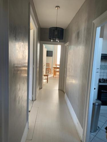 un pasillo que conduce a una cocina y un comedor en Le Saint-Rémy, en Épernay