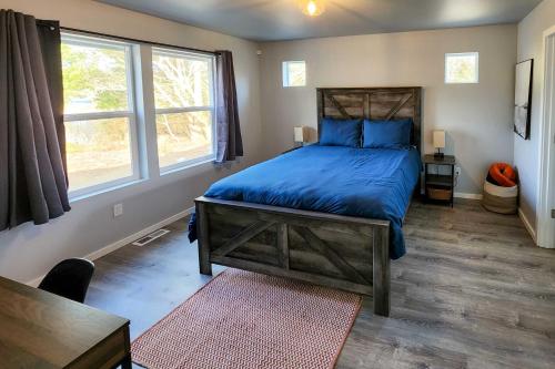Gallery image of Canal Cottage Retreat with Dock and Waterfront Views in Ocean Shores