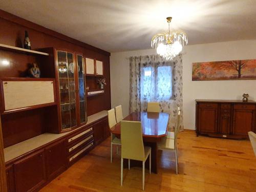 a dining room with a table and chairs and a chandelier at Apartamento Marboré in Torla