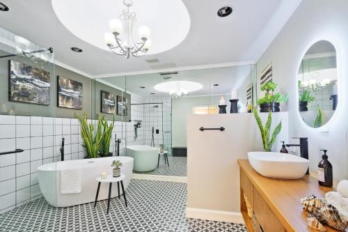 uma casa de banho com uma banheira e um lavatório em Casa Asturias em Ensenada