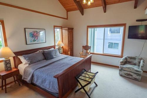 sypialnia z łóżkiem, krzesłem i oknem w obiekcie NEW Large Beach Getaway: 3 King bedroom suites! w mieście Florence