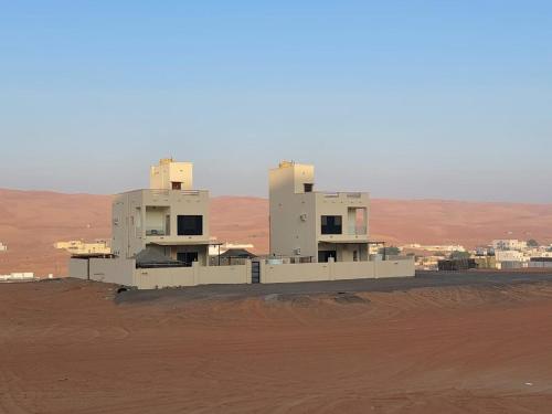 a building in the middle of the desert at شاليهات رمال بديه in Al Raka