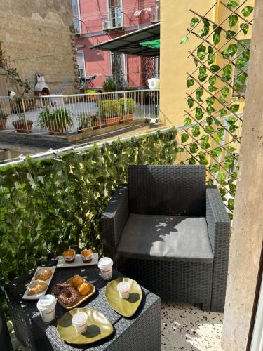 una sedia e un tavolo con cibo su un patio di B&B Rosy a Napoli