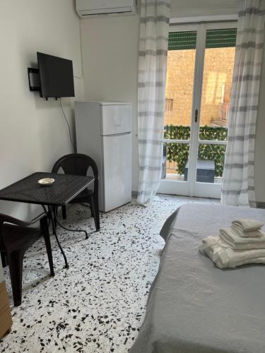 una camera da letto con tavolo, letto, tavolo e sedia di B&B Rosy a Napoli