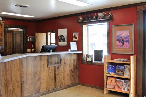 The lobby or reception area at Bowen Motel