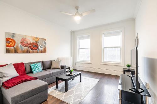 Bright and Spacious 3BR Apt with Netflix, near King street!