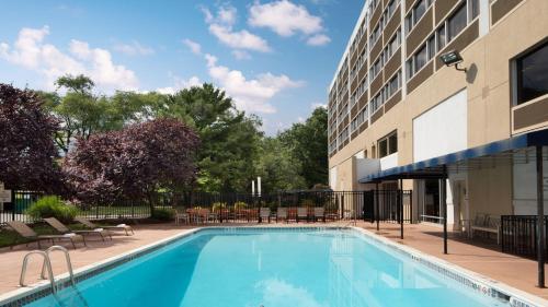 Kolam renang di atau di dekat Holiday Inn Clark - Newark, an IHG Hotel