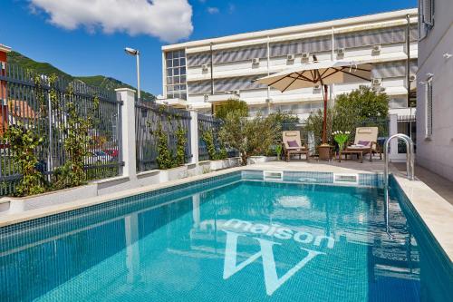 una piscina al lado de un edificio en The Luxury Maison W Nest - 2 bedroom apartment, en Kotor