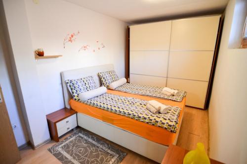 1 dormitorio pequeño con 1 cama en una habitación en Blacksmith Apartment + Free Private Parking en Sarajevo