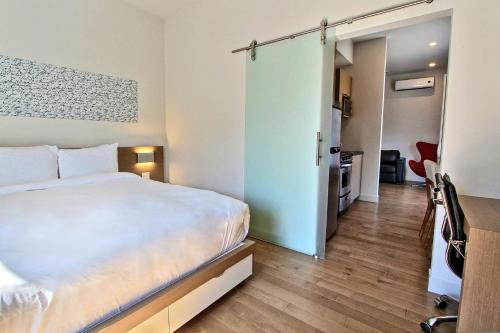 Postel nebo postele na pokoji v ubytování Hôtel Le Navigateur