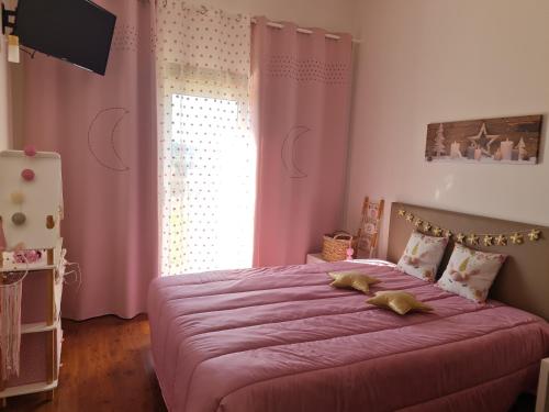 a bedroom with a pink bed with two teddy bears on it at Casa dos Sobreiros in Cuba