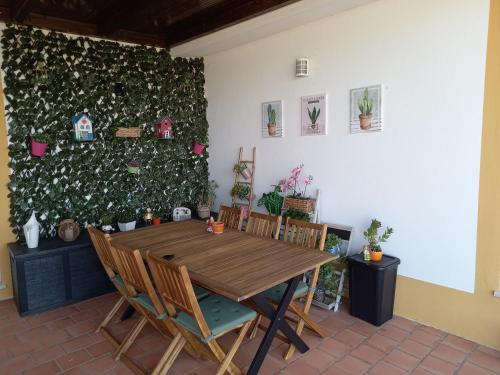 a dining room with a wooden table and chairs at Casa dos Sobreiros in Cuba