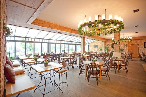 Un restaurante o sitio para comer en DIE POST Landgasthof Aufkirchen