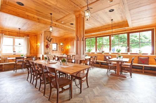 Un restaurante o sitio para comer en DIE POST Landgasthof Aufkirchen